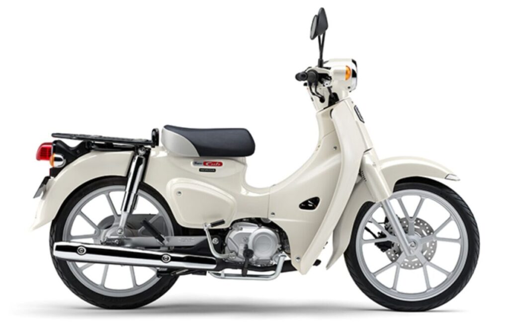 スーパーカブ110カスタムパーツ：クラシカルホワイトの車体