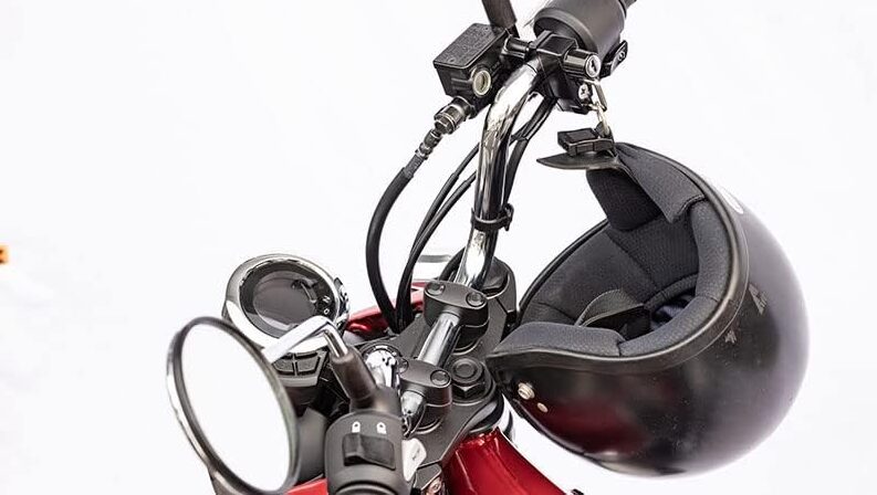 ダックス125のヘルメットホルダー：高い質感が評価されるキジマ製