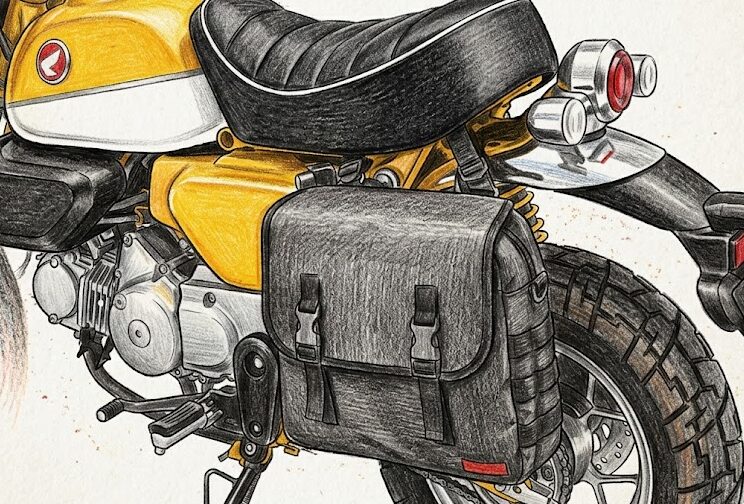 モンキー125のヘルメットホルダー：サイドバッグ装着時の物理的干渉